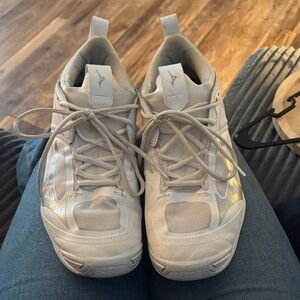 Mizuno Athletic Shoes in Cream